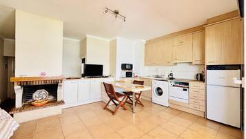 Coffee/tea maker, fridge, microwave, oven