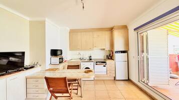 Coffee/tea maker, fridge, microwave, oven