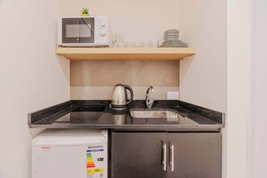 Kaffetrakter/tekoker, kjøleskap, mikrobølgeovn og brødrister