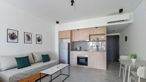 Ein modernes Wohnzimmer mit einer Couch, einem Couchtisch und Kunstwerken an der Wand.