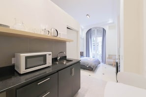 Desk, iron/ironing board, travel cot, WiFi - Leonardo Da Vinci Aparts 1D by MOT Rentals (Buenos Aires)