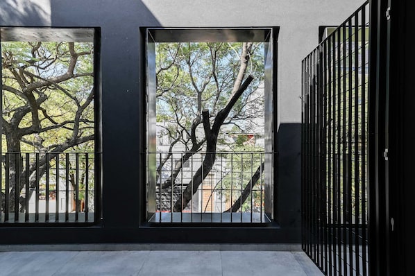 A modern building with large windows and a metal gate. - MOT Rentals + Black Ravignani 2B - 3 pax Loft Palermo Hollywood (Buenos Aires)
