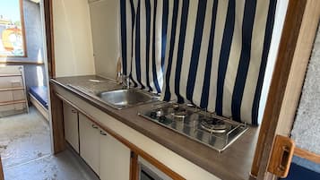 Fridge, stovetop, coffee/tea maker