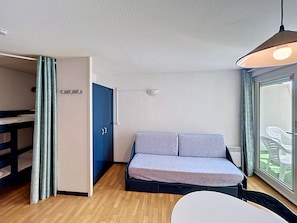 A compact room with a bed, a desk, and a window. - Studio cabin with terrace - 4 guests (Vieux-Boucau-les-Bains)