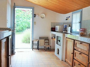 Wasserkocher mit Kaffee-/Teezubehör, Kühlschrank, Mikrowelle, Ofen