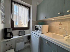 Fridge, microwave, stovetop, dishwasher - Apartment with AC, terrace - 4 guests (Cavalaire-sur-Mer)