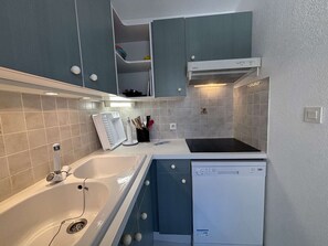 Geladeira, micro-ondas, cooktop, lava-louças