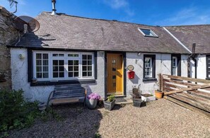 Exterior - 2 Bed Cottage - Sleeps 4 - Parking - Wifi (Darnick)