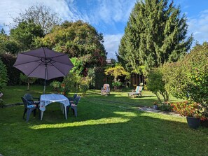 Outdoor dining - Apartment with private terrace - 6 guests (Barbezieux-Saint-Hilaire)