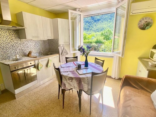 Welcoming apartment, parking, pets OK