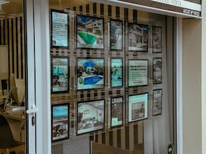 Eine Übersicht von Immobilienangeboten mit verschiedenen Hausbildern und Preisen.