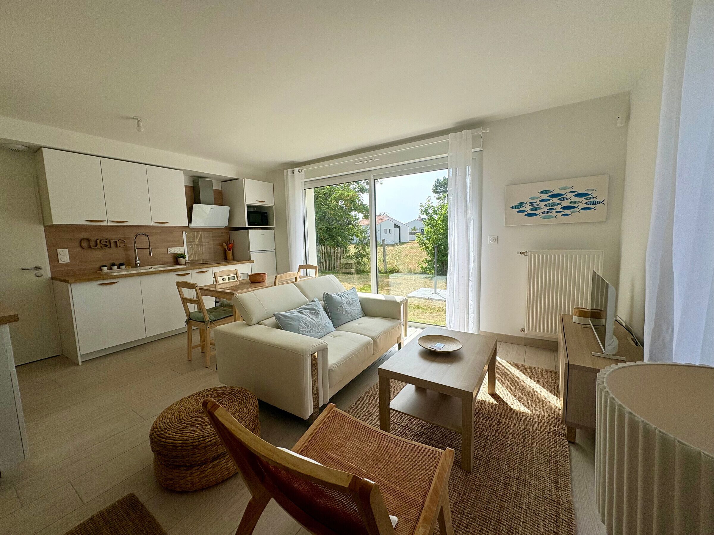 Un appartement moderne comprenant une cuisine, un salon et un coin repas.