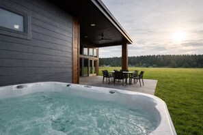 Outdoor dining - NEW | Infrared Sauna | Hot Tub | Pet Friendly (McCall)