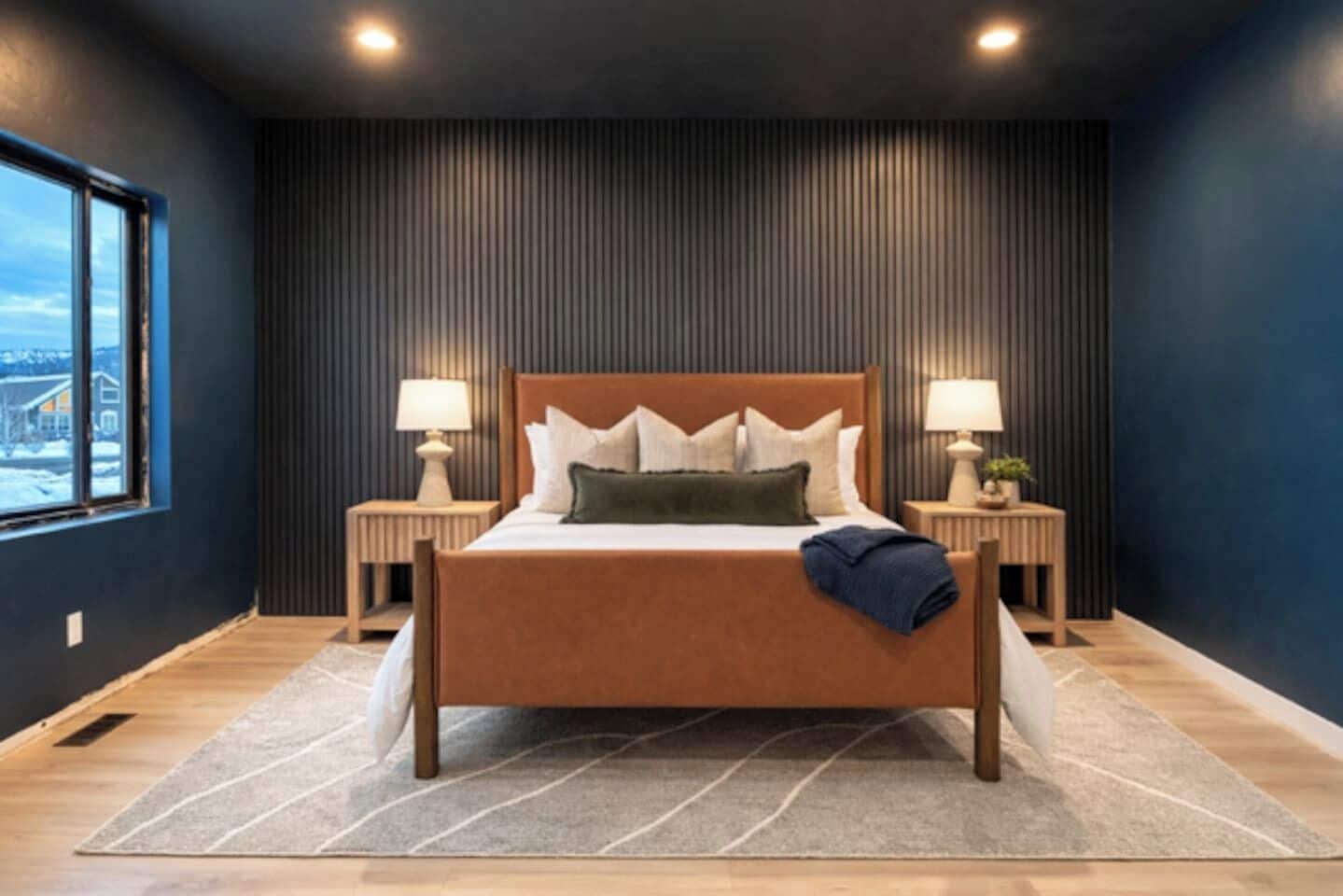 Tabla de planchar con plancha, cuna de viaje, wifi y ropa de cama 