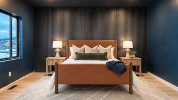 Tabla de planchar con plancha, cuna de viaje, wifi y ropa de cama
