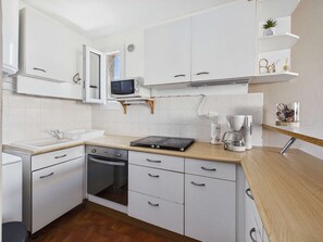 Wasserkocher mit Kaffee-/Teezubehör, Kühlschrank, Mikrowelle, Ofen