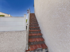 Eine Treppe mit roten Ziegeln und einer weißen Wand.