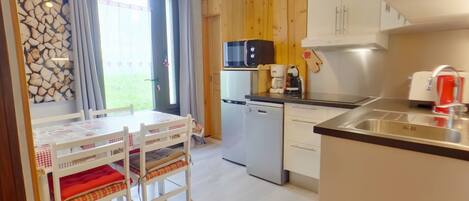 Coffee/tea maker, fridge, microwave, oven