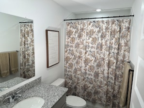 Hair dryer, towels, soap, toilet paper - Green Pastures - Another Blessing House (Siloam Springs)