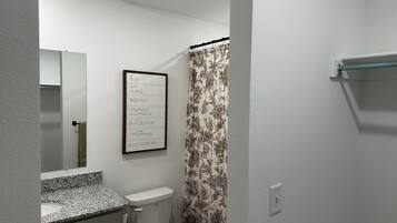 Sèche-cheveux, serviettes fournies, savon, papier toilette