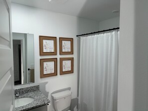 Hair dryer, towels, soap, toilet paper - Green Pastures - Another Blessing House (Siloam Springs)