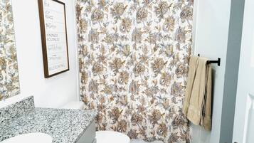 Een haardroger, handdoeken, zeep, toiletpapier