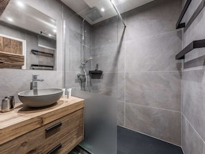 A modern bathroom with a large vessel sink, wooden vanity, and a glass-enclosed shower area. - Ski-in/Ski-out apartment - 4 guests (Courchevel 1850)