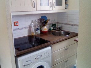 A kitchen with a microwave, sink, and washing machine. - Cottage with garden and pool - 4 guests (Dives-sur-Mer)