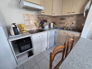 Frigorifero, microonde, forno, piano cottura