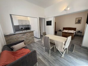 A compact living space with a kitchenette, a dining area, a bedroom, and a bathroom. - Charming T2 city center, garden - 2 guests (Valras-Plage)