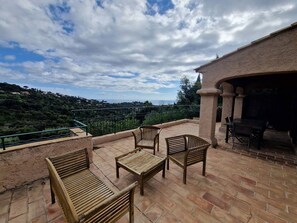 Outdoor dining - Villa with pool, sea view - guests (La Croix-Valmer)