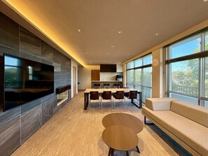 Una cocina moderna con comedor, ventanas amplias y televisor integrado.
