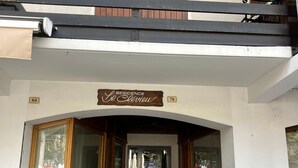 Hotellin sisäänkäynti, jossa on kyltti, jossa lukee »RESIDENCE Le Clevier», ja ovien yläpuolella numerot »80» ja »78».