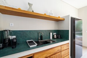 Fridge, microwave, stovetop, coffee/tea maker - Luxury 3BR Villa with Pool and Garden 5 min from Nuanu City and Nyanyi Beach (Tabanan)