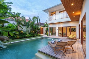 Outdoor pool - Luxury 3BR Villa with Pool and Garden 5 min from Nuanu City and Nyanyi Beach (Tabanan)