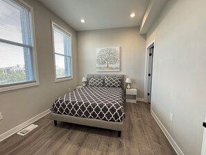 3 bedrooms, iron/ironing board, internet - Beautiful Top Floor Apartment - Capitol Hill - Rooftop (Washington)
