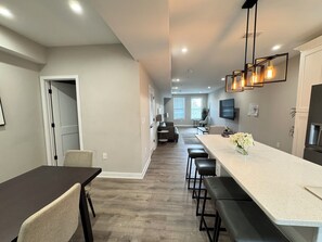 Dining - Beautiful Top Floor Apartment - Capitol Hill - Rooftop (Washington)