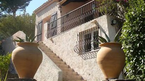 Una escalera de piedra que lleva a un edificio con balcón.