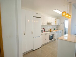 Kühlschrank, Mikrowelle, Ofen, Geschirrspüler