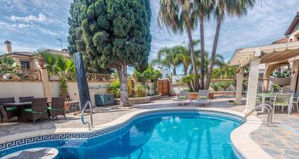 Luxury villa near the sea with pool in Marbella