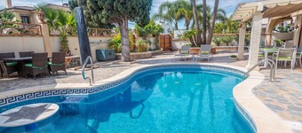Luxury villa near the sea with pool in Marbella