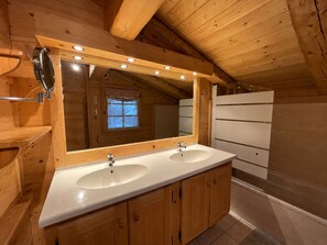 A wooden cabin bathroom with two sinks, a mirror, and a window. - 4★ chalet, pets allowed, 9 guests, panoramic view (La Clusaz)