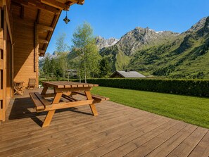 Outdoor dining - 4★ chalet, pets allowed, 9 guests, panoramic view (La Clusaz)