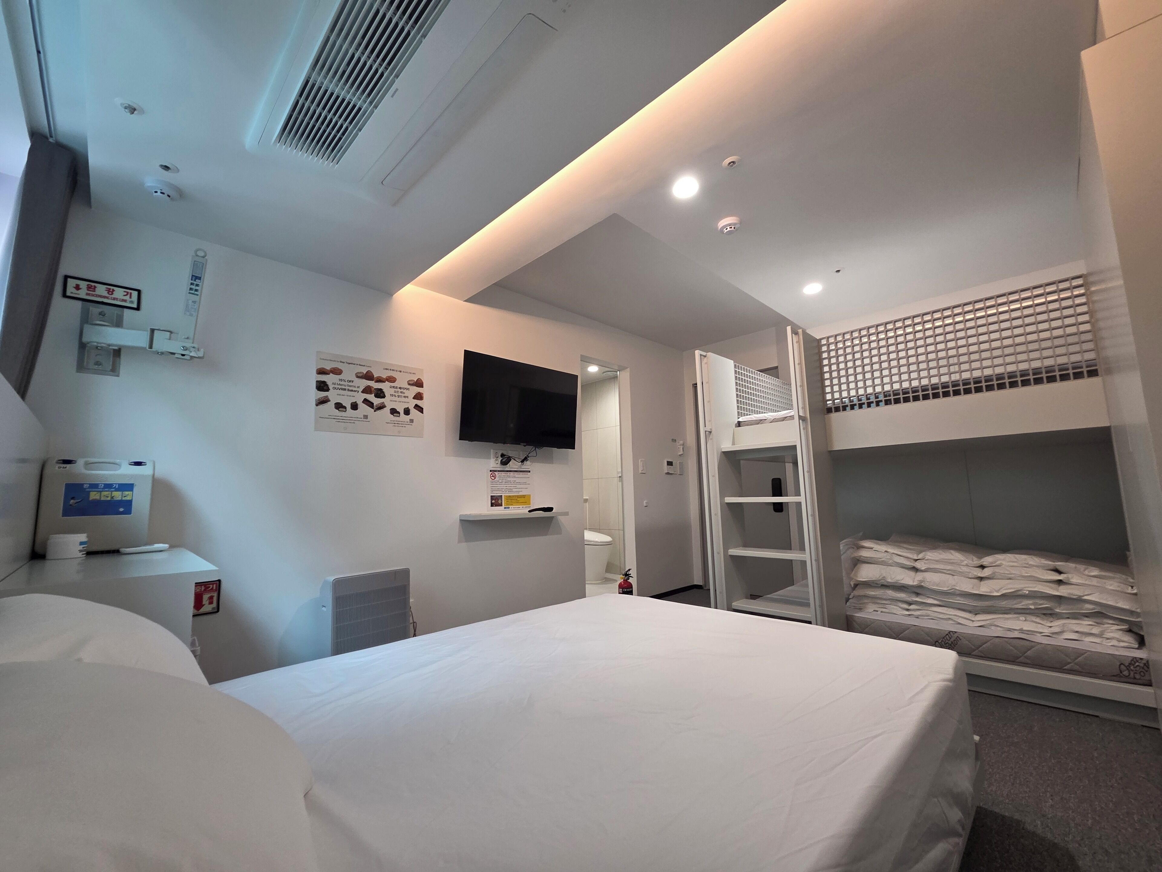 Kamar Quadruple Standar | Selimut bulu angsa dan dilengkapi dengan perabotan berbeda-beda