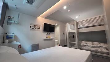Kamar Quadruple Standar | Selimut bulu angsa dan dilengkapi dengan perabotan berbeda-beda