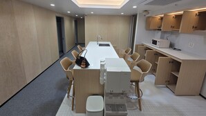 Una cocina moderna con una isla central, microondas y fregadero.