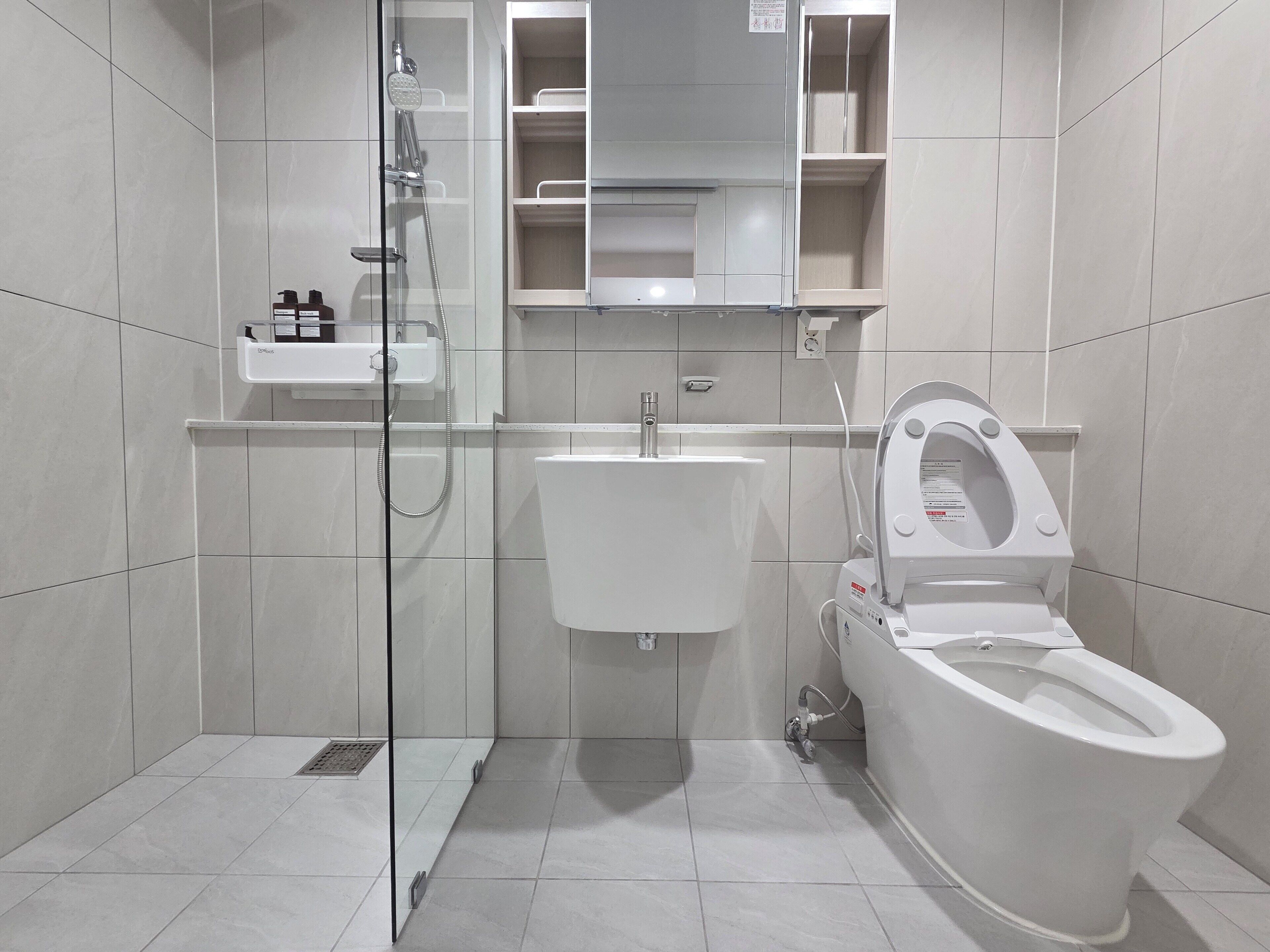 Ducha, secador de pelo, toallas, jabón