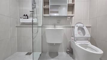 Standard Quadruple Room | Bathroom | Shower, hair dryer, towels, soap