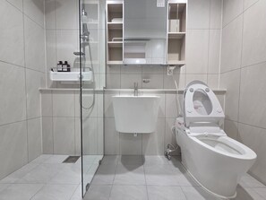 Quarto quádruplo básico | Banheiro | Chuveiro, secador de cabelo, toalhas de banho, sabonete