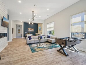 Living area - Charming 2-bedroom apartment with AC in fabulous Knoxville also pet-friendly (Knoxville)